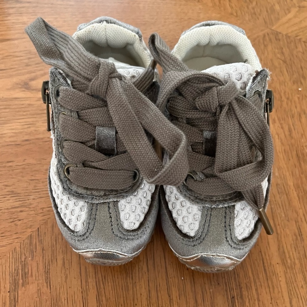 NWT joyfolie baby fashion ari sneakers shoes in bronze Sz 4